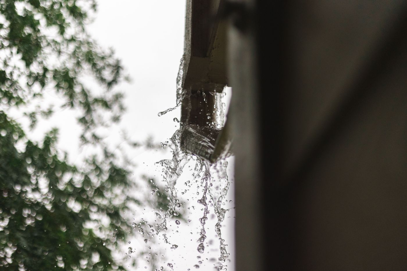 Água escoando pela calha durante a chuva